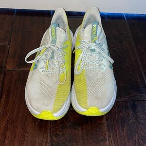 Hoka Carbon x 3z 8. Perfect condition only 20 miles in them